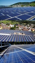 Auf dem Dach unseres Standorts in Liestal sind insgesamt 1’500 Solarpanels installiert – betrieben vom Vermieter und... Auf dem Dach unseres Standorts in Liestal sind insgesamt 1’500 Solarpanels installiert – betrieben vom Vermieter und...