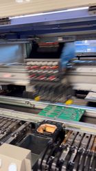 So sieht SMD-Bestückung bei uns in Action aus: Bauteil für Bauteil in Hochgeschwindigkeit – und das bei maximaler...